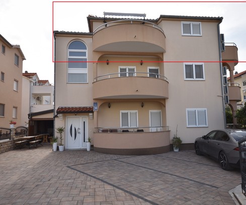 Verkauf eines Hauses mit zwei Wohnungen in Vodice