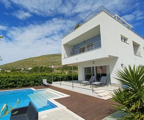 Willa z basenem na sprzedaż w pobliżu Trogiru w Chorwacji