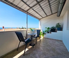 APPARTAMENTO VICINO AL CENTRO DELLA CITTÀ E ALLA SPIAGGIA CON VISTA PANORAMICA SUL MARE E SULLA CITTÀ DI POREČ