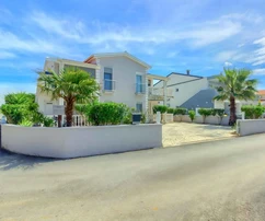 Vir - Atrakcyjny dom apartamentowy z 4 jednostkami mieszkalnymi, zaledwie 150 m od plaży