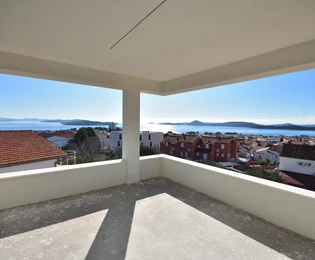 Vodice - Udoban stan S5 s tri spavaće sobe, pogled na more, prvi kat