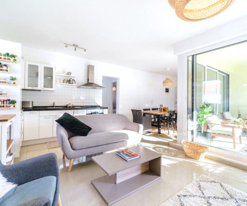 Nowoczesne trzypokojowe mieszkanie z ogrodem na Braču na sprzedaż