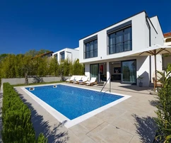Neue moderne Villa mit Swimmingpool in ruhiger Lage!