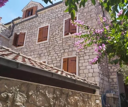 Maison en pierre au centre de Supetar, île de Brac