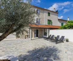 Istria, Poreč – Casa in pietra ristrutturata con jacuzzi in vendita
