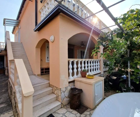 Vir, maison individuelle, à 130 m de la plage avec deux appartements séparés