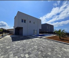 Duplex con piscina sull'isola di Vir disponibile per l'acquisto in Croazia
