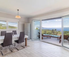 Casa junto al mar en venta con vistas a Raša en Croacia