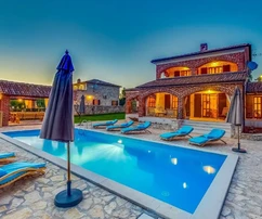 Isztria, Višnjan: Rusztikus kővilla medencével