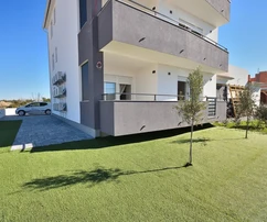 Vodice, appartamento con giardino e vista mare