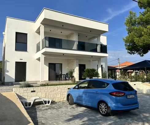 Moderna casa en venta justo en la primera línea de mar en Pašman, Croacia