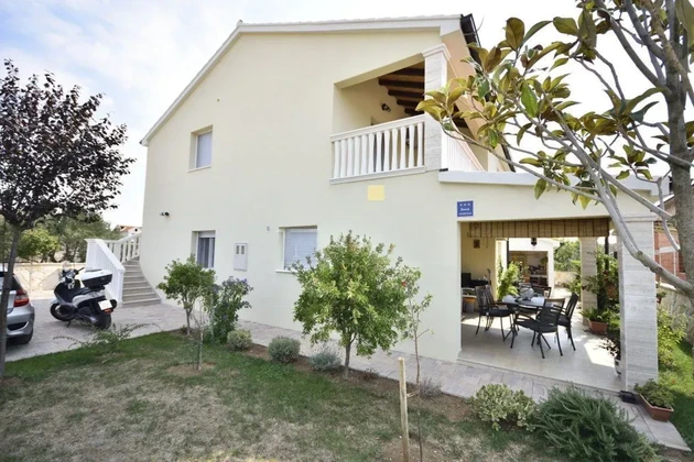 Vodice-i ház három apartmannal, kerttel és pavilonnal