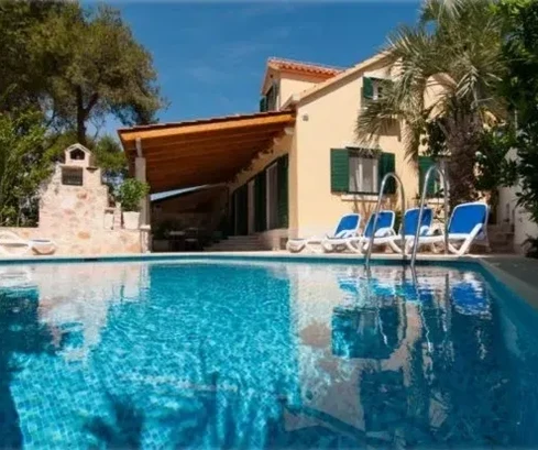 Brač, Supetar – Luxus-Ferienimmobilie – erste Reihe zum Meer.