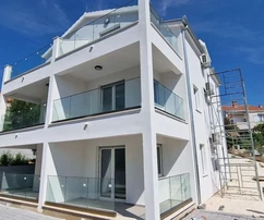 Čiovo, Okrug G., 1-Zimmer-Wohnung 58m2, Garten, große Terrasse, Neubau