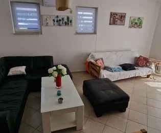 Čiovo, Okrug G., apartamento cómodo de dos dormitorios con jardín y plaza de aparcamiento