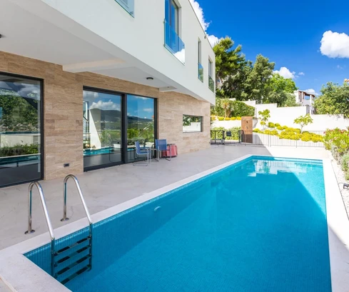 Villa di lusso in vendita a Okrug, a pochi passi dal mare in Croazia