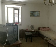 Rénover une maison historique en pierre au bord de la mer à Kastela