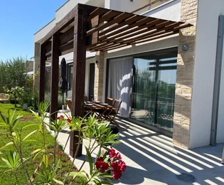 Bliźniak z basenem na sprzedaż w pobliżu morza w miejscowości Vodnjan w Chorwacji