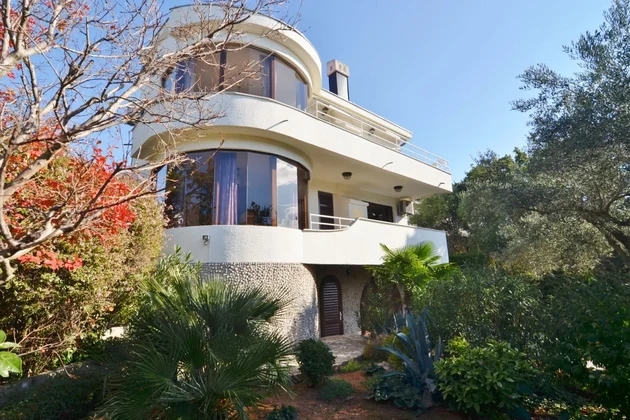 DETACHED VILLA WITH THREE APARTMENTS AND SEA VIEW, 150 M FROM THE BEACH!