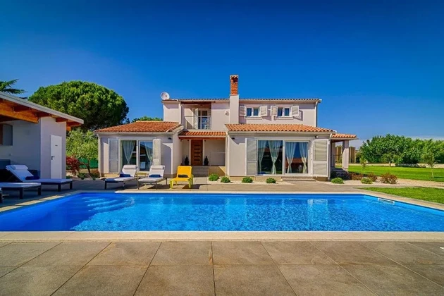 Fažana – Ohromující moderní vila s prostornou zahradou na prodej