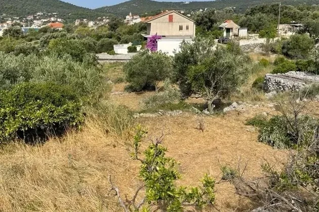 Vinišće, stavebný pozemok 915 m2, 300 m od mora a centra