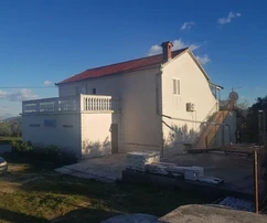 Trogir, Plano, dos casas con tres garajes, en un terreno de 2100 m2