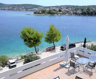 Apartmanska kuća uz more u Rogoznici s parkiralištem