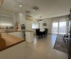 Zadar - Geräumige Maisonette-Wohnung mit Garten, Terrasse + 2 Parkplätze