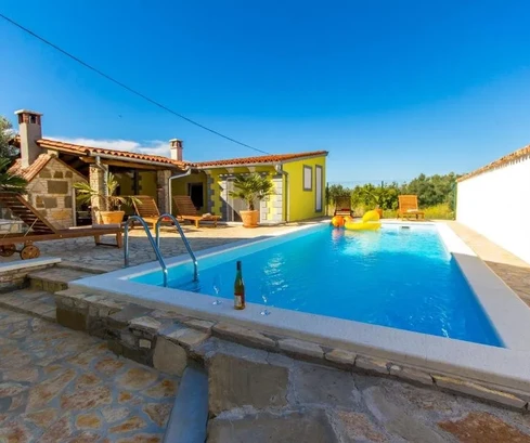 Istrie, Fažana : Élégante propriété double avec piscine à vendre