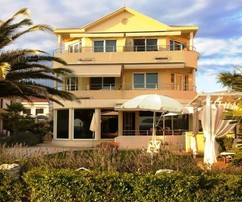 Prostorný byt na prodej v přízemí přímo u moře v Chorvatsku