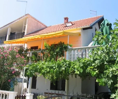 House Sabunike, (8S), 149m2, 6VPM, divided into 3 apartments