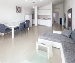 Trogir, komfortable 1-Zimmer-Wohnung 50,14 m2 mit Parkplatz, 400 m vom Zentrum entfernt