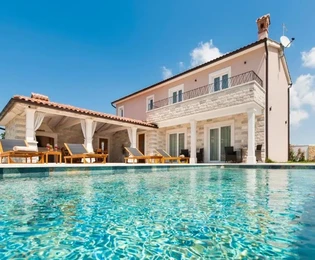 Istria, Debeljuhi – Attraente villa moderna con piscina e giardino curato in vendita