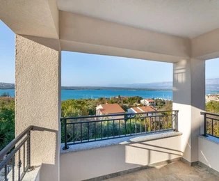 CASA INDEPENDIENTE CON TRES UNIDADES RESIDENCIALES Y VISTA PANORÁMICA AL MAR!