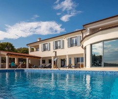 Luksuzna vila u Šibeniku s bazenima na samoj obali mora