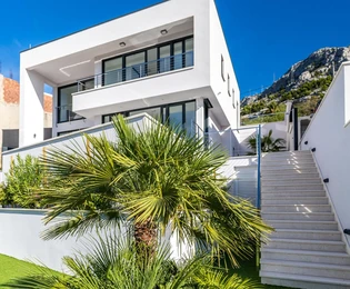 Luksuzna vila na prodaju s pogledom na more Brela