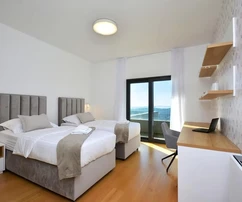 Klisben, Split felett, egy villa úszómedencével, garázzsal és nyári konyhával, pazar tengeri kilátással