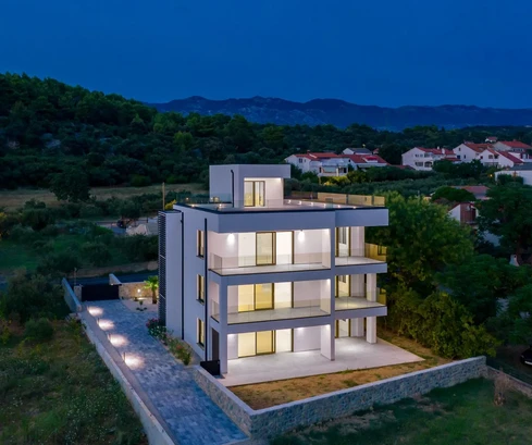 Moderno apartamento de tres dormitorios en venta con vistas al mar en Rab, Croacia