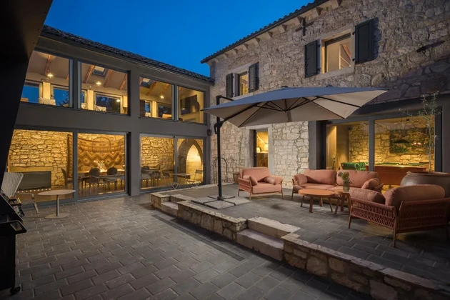 Istria, Poreč: Moderný kamenný dom pri pobreží