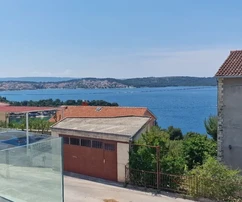 Trogir, Čiovo, 2pokojový byt 85 m2 + zahrada 63,4 m2, 150 m od moře, novostavba