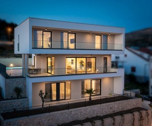 Luxusná vila na štyroch podlažiach v blízkosti mora v Trogire na predaj