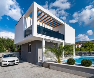 Modern house with pool and 2 apartments, 200m from the sea