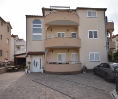 Vodice: Rodinný dom s 5 apartmánmi - Vynikajúca investičná príležitosť pre cestovný ruch!