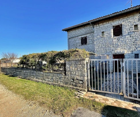 INVESTMENT OPPORTUNITY! Istria, Kanfanar – Stone house with building land potential