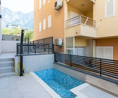 Makarska, attractive two-room apartment with spacious terrace, swimming pool, balconies and one