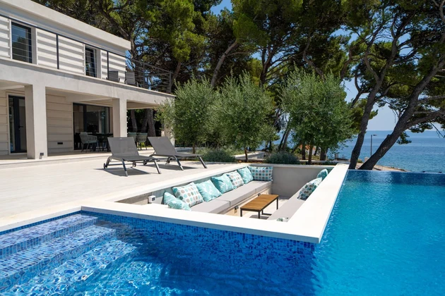 Villa moderne à vendre directement sur le front de mer de Brač en Croatie