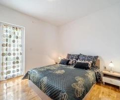 Casa junto al mar con apartamentos en venta en Milna, Croacia