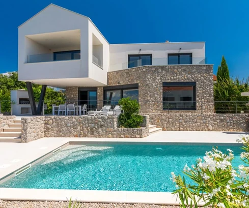 Villa moderne avec piscine et vue sur la mer, dans un endroit calme !