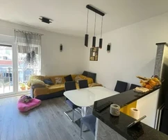 Kaštел-Нови, комфортабельная двухкомнатная квартира 89 м² на втором этаже в центре, парковка