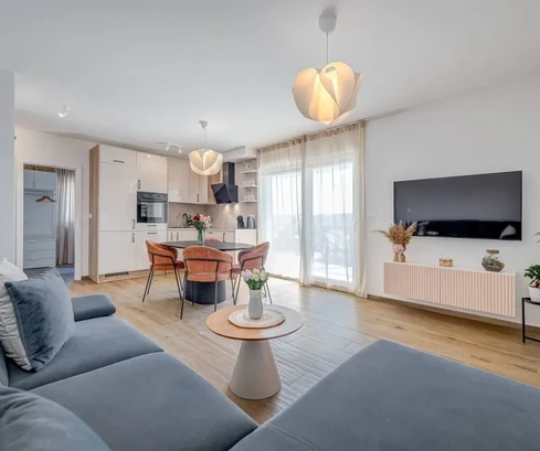 Trogir, 2pokojový byt 65 m2, novostavba, zařízený, výhled na moře